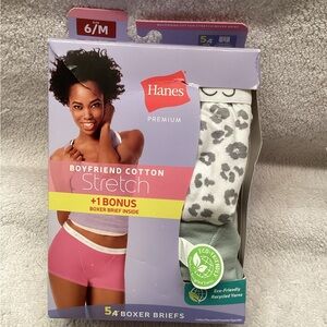Hanes women’s Boyfriend cotton stretch boxer briefs size 6/M